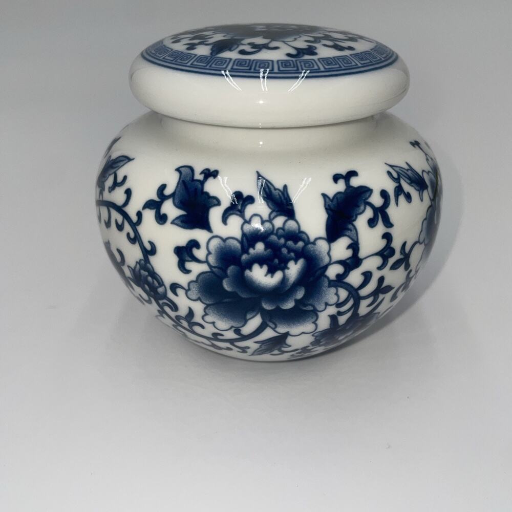 Chinese Traditional Blue White Porcelain Ceramic Small Ginger Jar Floral Display